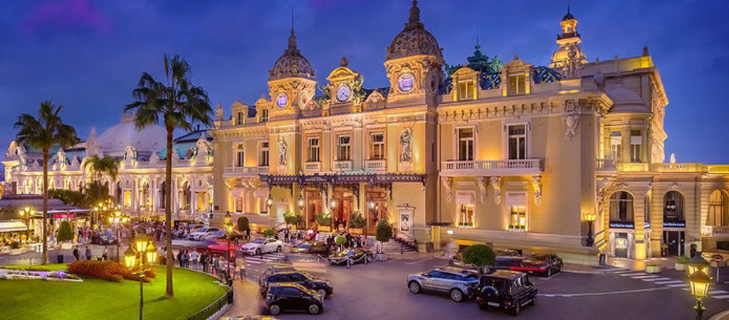 Monte-Carlo, Kaszinó, Monacó, elegáns épület, luxus autók, pálmafák, francia Riviéra, klasszikus stílus, turizmus, elit