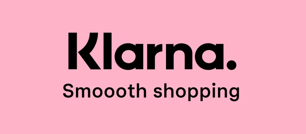 Klarna logó, rózsaszín háttér, fekete szöveg, Smoooth shopping, online vásárlás, fizetési szolgáltató,  skandináv márka