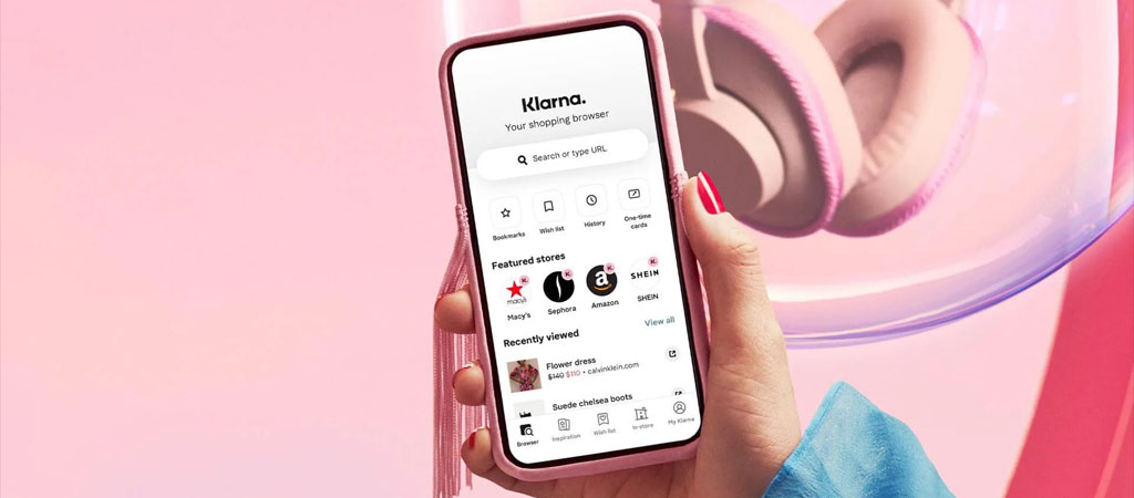Klarna app, mobil vásárlás, okostelefon, webshop böngésző, női kéz, online fizetés, kényelmes vásárlás, fejhallgató