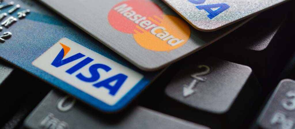 Visa kártya, MasterCard, bankkártyák, billentyűzet, online fizetés, pénzügyi tranzakció, plasztikkártya, digitális pénzügyek
