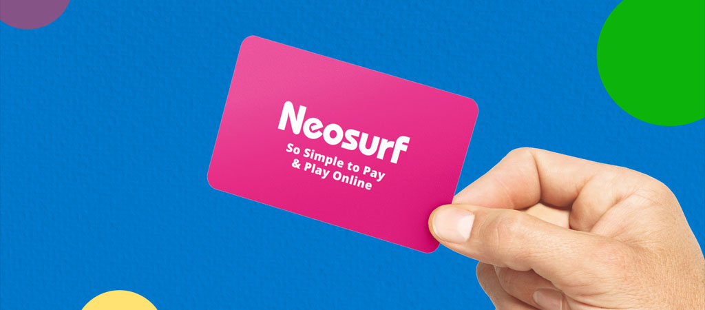 Neosurf kártya, So Simple to Pay & Play Online szöveg, kézben tartva, kék háttér, színes körök, online fizetés, előre fizetett kártya