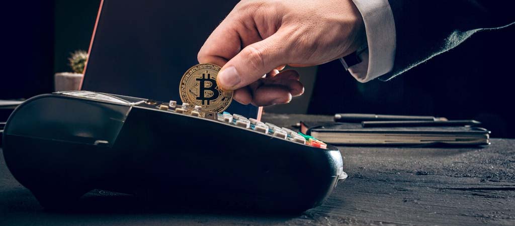 Bitcoin fizetés, kriptovaluta tranzakció, POS terminál, digitális pénz, kéz, fizetési technológia, blockchain, modern fizetés
