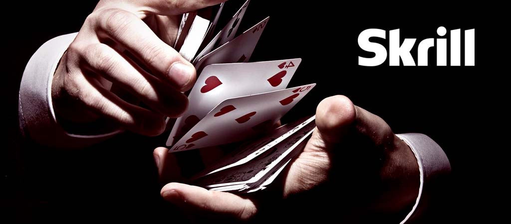 Skrill logó, kártyalapokat keverő kéz, online kaszinó, digitális fizetés, e-pénztárca, póker, szerencsejáték, pénzügyi tranzakció