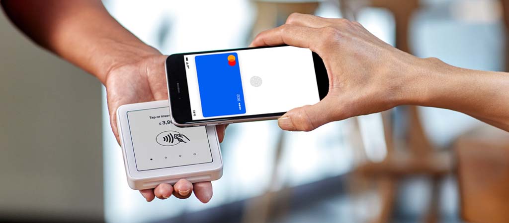 Apple Pay használata, okostelefon, érintésmentes fizetés, POS terminál, Mastercard bankkártya, mobilfizetés
