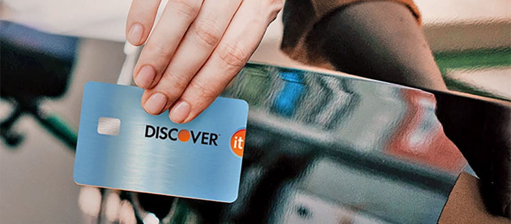 Kézben tartott kék Discover bankkártya, érintéses fizetés, gyors vásárlás, egyszerű tranzakció, modern fizetési megoldás