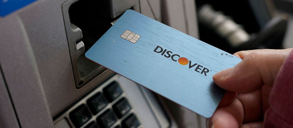 Kék Discover bankkártya, ATM, készpénzfelvétel, bankautomata, egyszerű pénzügyi tranzakció, kényelmes hozzáférés a számlához