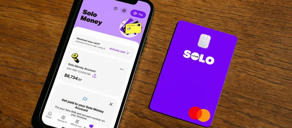 SOLO bankkártya, mobilalkalmazás faasztal, egyenleg megjelenítése, tranzakciókezelés, Mastercard logó, digitális bank