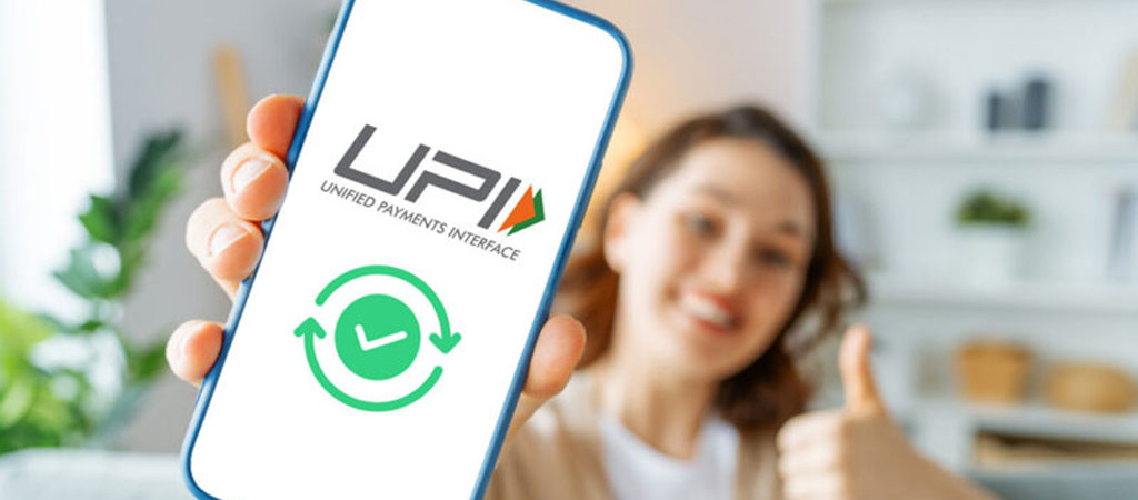 Nő okostelefont tart, UPI logó, digitális fizetés, gyors tranzakció, biztonságos online megoldás, pénzügyi technológia